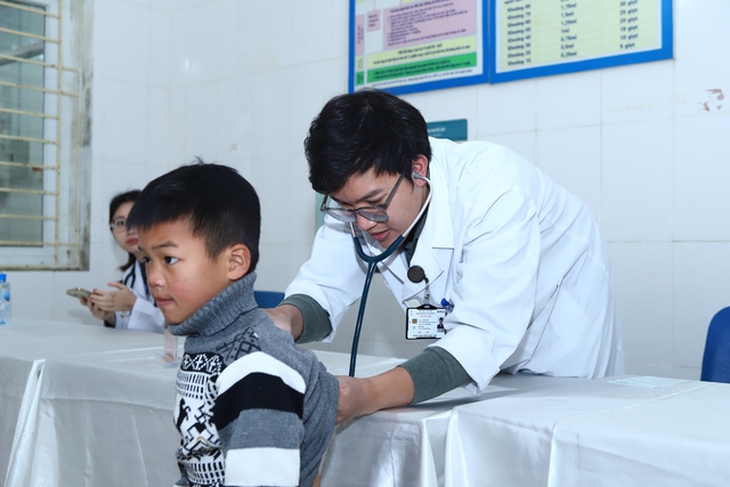 Bác sĩ bệnh viện Bạch Mai đồng hành cùng chương trình ‘Tết ấm vùng cao’ 2025 khám sức khỏe cho người dân huyện Lục Yên, tỉnh Yên Bái- Ảnh 8. Bác sĩ bệnh viện Bạch Mai đồng hành cùng chương trình ‘Tết ấm vùng cao’ 2025 khám sức khỏe cho người dân huyện Lục Yên, tỉnh Yên Bái- Ảnh 8.