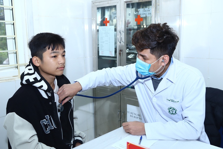 Bác sĩ bệnh viện Bạch Mai đồng hành cùng chương trình ‘Tết ấm vùng cao’ 2025 khám sức khỏe cho người dân huyện Lục Yên, tỉnh Yên Bái- Ảnh 6. Bác sĩ bệnh viện Bạch Mai đồng hành cùng chương trình ‘Tết ấm vùng cao’ 2025 khám sức khỏe cho người dân huyện Lục Yên, tỉnh Yên Bái- Ảnh 6.