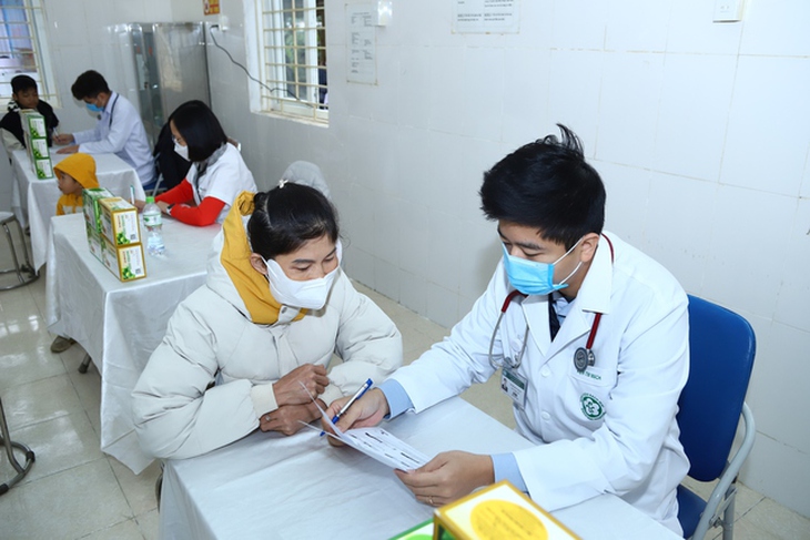 Bác sĩ bệnh viện Bạch Mai đồng hành cùng chương trình ‘Tết ấm vùng cao’ 2025 khám sức khỏe cho người dân huyện Lục Yên, tỉnh Yên Bái- Ảnh 7. Bác sĩ bệnh viện Bạch Mai đồng hành cùng chương trình ‘Tết ấm vùng cao’ 2025 khám sức khỏe cho người dân huyện Lục Yên, tỉnh Yên Bái- Ảnh 7.