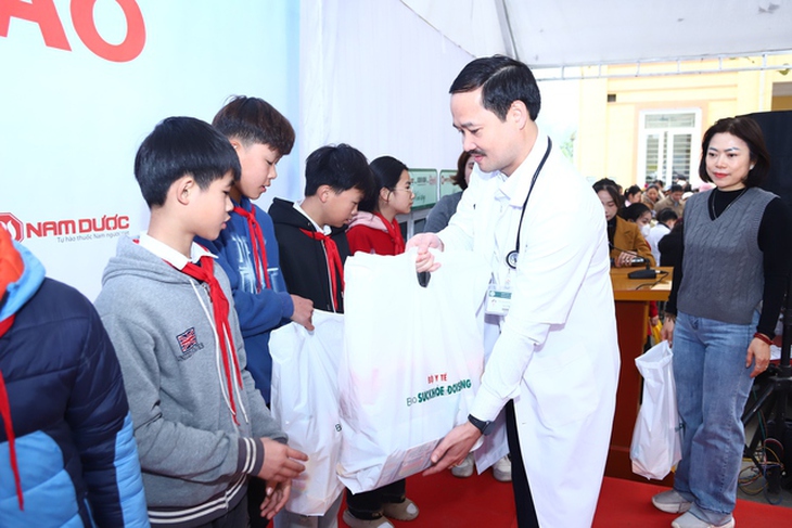 Bác sĩ bệnh viện Bạch Mai đồng hành cùng chương trình ‘Tết ấm vùng cao’ 2025 khám sức khỏe cho người dân huyện Lục Yên, tỉnh Yên Bái- Ảnh 5. Bác sĩ bệnh viện Bạch Mai đồng hành cùng chương trình ‘Tết ấm vùng cao’ 2025 khám sức khỏe cho người dân huyện Lục Yên, tỉnh Yên Bái- Ảnh 5.