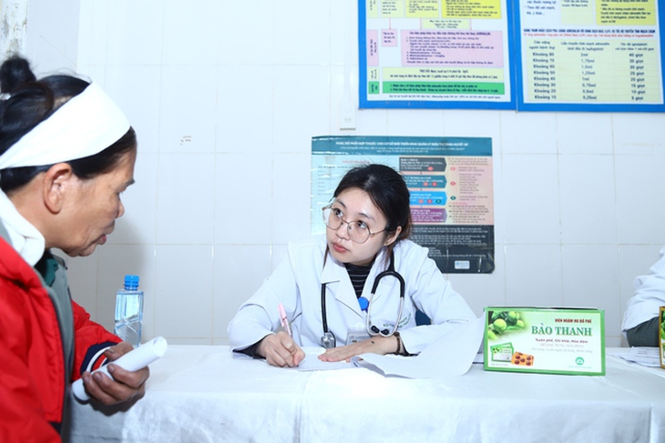 Bác sĩ bệnh viện Bạch Mai đồng hành cùng chương trình ‘Tết ấm vùng cao’ 2025 khám sức khỏe cho người dân huyện Lục Yên, tỉnh Yên Bái- Ảnh 10. Bác sĩ bệnh viện Bạch Mai đồng hành cùng chương trình ‘Tết ấm vùng cao’ 2025 khám sức khỏe cho người dân huyện Lục Yên, tỉnh Yên Bái- Ảnh 10.