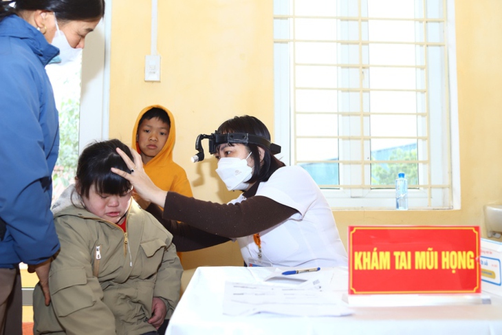 Bác sĩ bệnh viện Bạch Mai đồng hành cùng chương trình ‘Tết ấm vùng cao’ 2025 khám sức khỏe cho người dân huyện Lục Yên, tỉnh Yên Bái- Ảnh 9. Bác sĩ bệnh viện Bạch Mai đồng hành cùng chương trình ‘Tết ấm vùng cao’ 2025 khám sức khỏe cho người dân huyện Lục Yên, tỉnh Yên Bái- Ảnh 9.