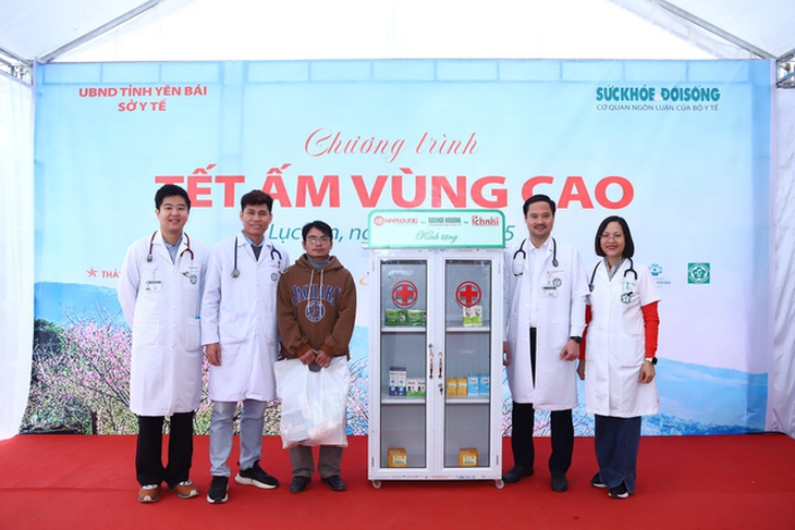 Bác sĩ bệnh viện Bạch Mai đồng hành cùng chương trình ‘Tết ấm vùng cao’ 2025 khám sức khỏe cho người dân huyện Lục Yên, tỉnh Yên Bái- Ảnh 11. Bác sĩ bệnh viện Bạch Mai đồng hành cùng chương trình ‘Tết ấm vùng cao’ 2025 khám sức khỏe cho người dân huyện Lục Yên, tỉnh Yên Bái- Ảnh 11.