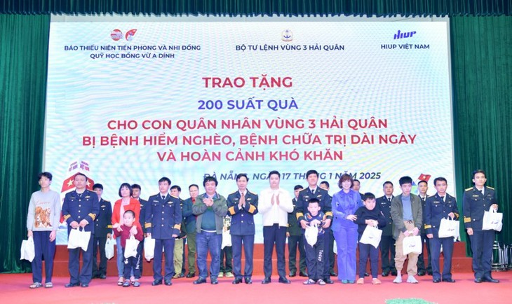 Báo Đội mang Tết ấm đến với thiếu nhi nơi biển đảo tiền tiêu- Ảnh 2.