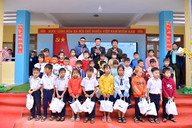 Báo Đội mang Tết ấm đến với thiếu nhi nơi biển đảo tiền tiêu- Ảnh 4.