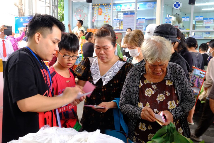 Ấm áp những phiên chợ Tết 0 đồng trong bệnh viện- Ảnh 3.
