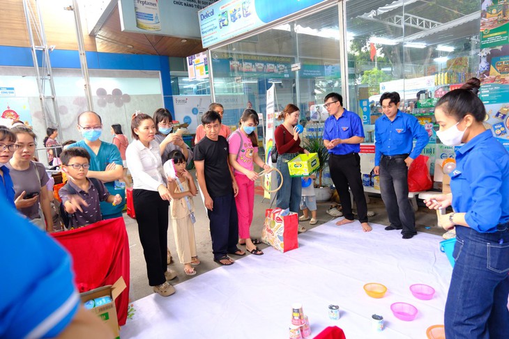 Ấm áp những phiên chợ Tết 0 đồng trong bệnh viện- Ảnh 4.