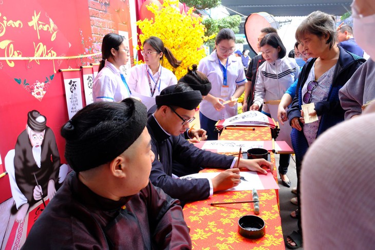 Ấm áp những phiên chợ Tết 0 đồng trong bệnh viện- Ảnh 6.