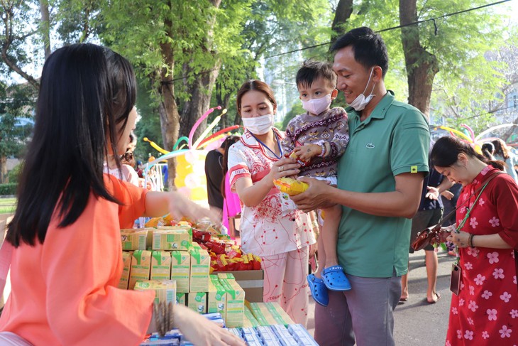 Ấm áp những phiên chợ Tết 0 đồng trong bệnh viện- Ảnh 7.