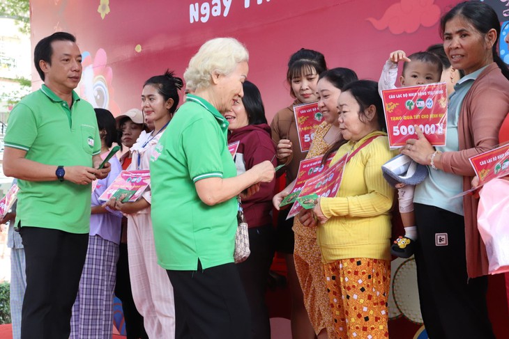 Ấm áp những phiên chợ Tết 0 đồng trong bệnh viện- Ảnh 9.