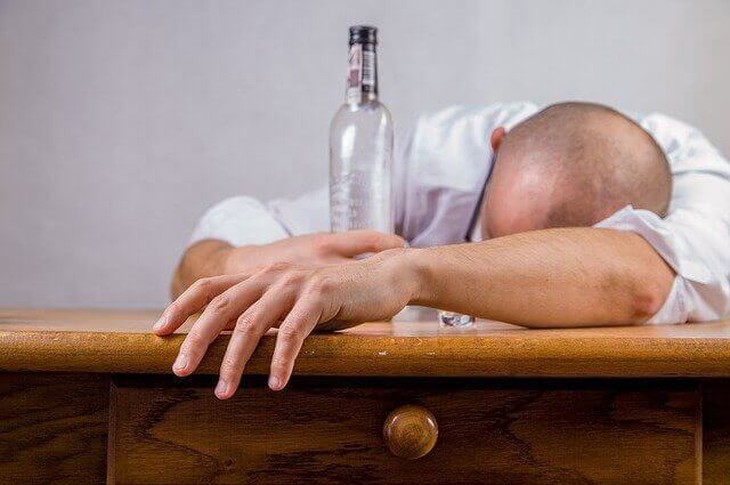 Xử trí ngộ độc rượu như thế nào?- Ảnh 2.