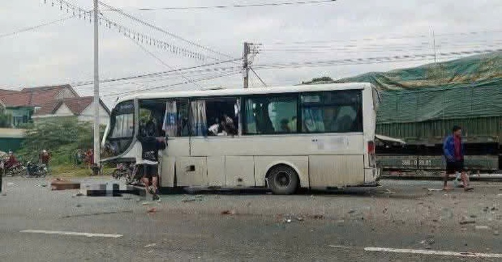 Một người tử vong, 12 người bị thương sau tai nạn liên hoàn trên quốc lộ 1- Ảnh 1. Một người tử vong, 12 người bị thương sau tai nạn liên hoàn trên quốc lộ 1- Ảnh 1.