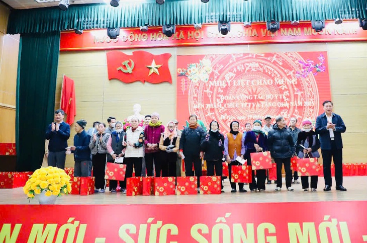 Thứ trưởng Đỗ Xuân Tuyên chúc Tết, tặng quà bà con có hoàn cảnh khó khăn huyện Tiên Lữ, Hưng Yên- Ảnh 1. Thứ trưởng Đỗ Xuân Tuyên chúc Tết, tặng quà bà con có hoàn cảnh khó khăn huyện Tiên Lữ, Hưng Yên- Ảnh 1.