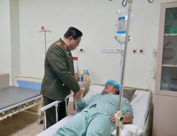 Kịp thời thăm hỏi, động viên chiến sĩ bị thương khi làm nhiệm vụ- Ảnh 1. Kịp thời thăm hỏi, động viên chiến sĩ bị thương khi làm nhiệm vụ- Ảnh 1.