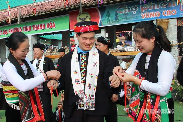 Người già, trẻ nhỏ nô nức làm điều này để cầu an đầu năm- Ảnh 1. Người già, trẻ nhỏ nô nức làm điều này để cầu an đầu năm- Ảnh 1.