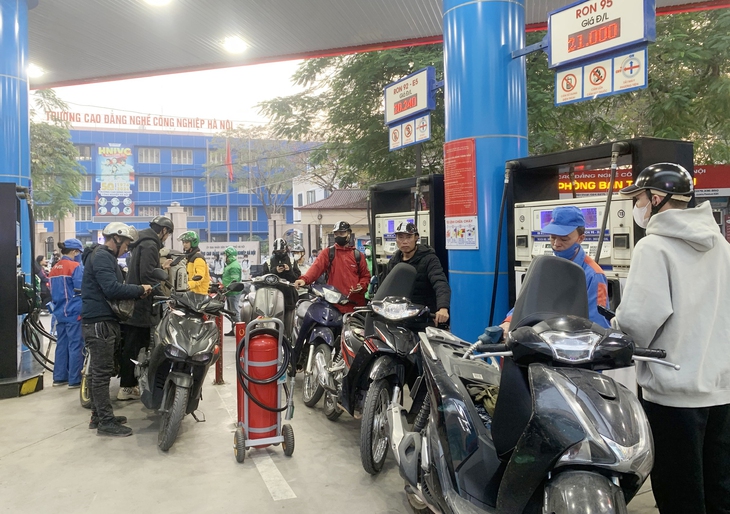 Giá xăng dầu đồng loạt tăng trong phiên điều hành đầu năm 2025- Ảnh 2.