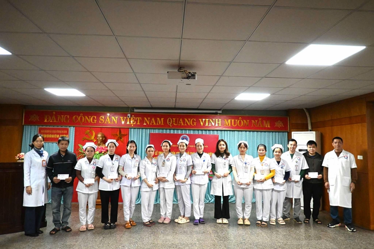 Hơi ấm nghĩa tình đến với đoàn viên khó khăn tại BV Hữu nghị Việt Nam-Cuba Đồng Hới trong chương trình Xuân yêu thương
- Ảnh 1. Hơi ấm nghĩa tình đến với đoàn viên khó khăn tại BV Hữu nghị Việt Nam-Cuba Đồng Hới trong chương trình Xuân yêu thương
- Ảnh 1.