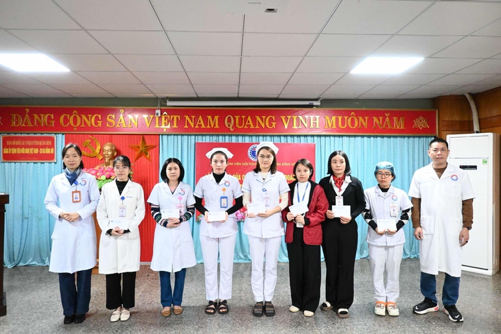 Hơi ấm nghĩa tình đến với đoàn viên khó khăn tại BV Hữu nghị Việt Nam-Cuba Đồng Hới trong chương trình Xuân yêu thương
- Ảnh 3. Hơi ấm nghĩa tình đến với đoàn viên khó khăn tại BV Hữu nghị Việt Nam-Cuba Đồng Hới trong chương trình Xuân yêu thương
- Ảnh 3.