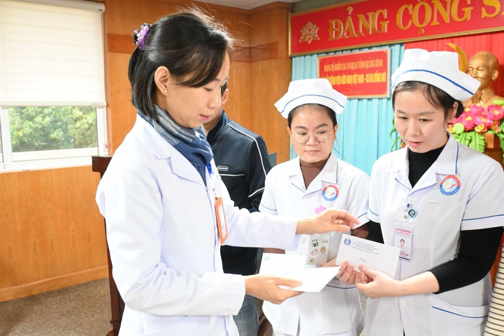 Hơi ấm nghĩa tình đến với đoàn viên khó khăn tại BV Hữu nghị Việt Nam-Cuba Đồng Hới trong chương trình Xuân yêu thương
- Ảnh 4. Hơi ấm nghĩa tình đến với đoàn viên khó khăn tại BV Hữu nghị Việt Nam-Cuba Đồng Hới trong chương trình Xuân yêu thương
- Ảnh 4.