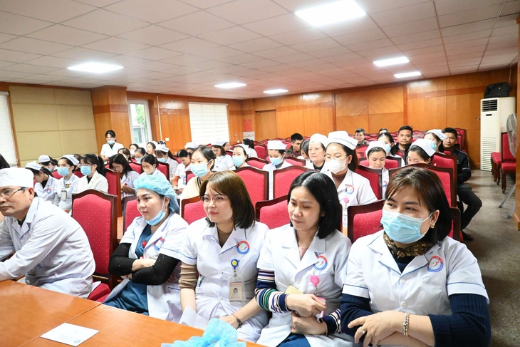 Hơi ấm nghĩa tình đến với đoàn viên khó khăn tại BV Hữu nghị Việt Nam-Cuba Đồng Hới trong chương trình Xuân yêu thương
- Ảnh 5. Hơi ấm nghĩa tình đến với đoàn viên khó khăn tại BV Hữu nghị Việt Nam-Cuba Đồng Hới trong chương trình Xuân yêu thương
- Ảnh 5.