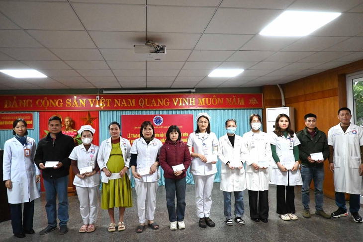 Hơi ấm nghĩa tình đến với đoàn viên khó khăn tại BV Hữu nghị Việt Nam-Cuba Đồng Hới trong chương trình Xuân yêu thương
- Ảnh 2. Hơi ấm nghĩa tình đến với đoàn viên khó khăn tại BV Hữu nghị Việt Nam-Cuba Đồng Hới trong chương trình Xuân yêu thương
- Ảnh 2.