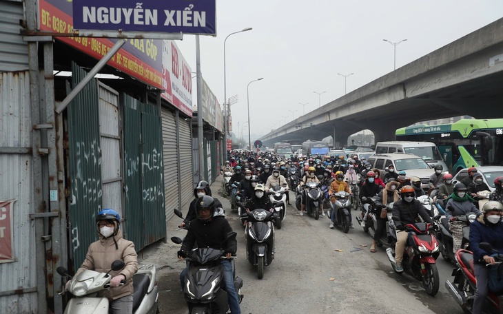 ‘Cách đi mới" khiến nút giao Nguyễn Trãi - Khuất Duy Tiến ùn dài hơn trước