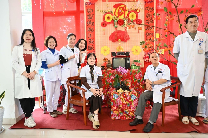 Cuộc thi 'Góc Tết' đem mùa xuân tới với các bệnh nhân, bác sĩ ở BV Hữu nghị Việt Nam Cuba - Đồng Hới- Ảnh 4. Cuộc thi 'Góc Tết' đem mùa xuân tới với các bệnh nhân, bác sĩ ở BV Hữu nghị Việt Nam Cuba - Đồng Hới- Ảnh 4.