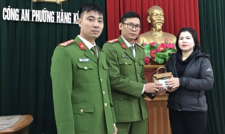 Người phụ nữ Hải Phòng bất ngờ nhận lại 66 triệu đồng cùng nhiều giấy tờ- Ảnh 1. Người phụ nữ Hải Phòng bất ngờ nhận lại 66 triệu đồng cùng nhiều giấy tờ- Ảnh 1.