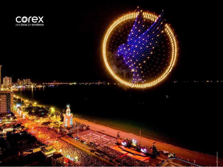 2025 drone hỏa thuật kỷ lục thế giới sẽ trình diễn ở Hà Nội ngay khoảnh khắc giao thừa Tết Nguyên đán Ất Tỵ- Ảnh 2. 2025 drone hỏa thuật kỷ lục thế giới sẽ trình diễn ở Hà Nội ngay khoảnh khắc giao thừa Tết Nguyên đán Ất Tỵ- Ảnh 2.