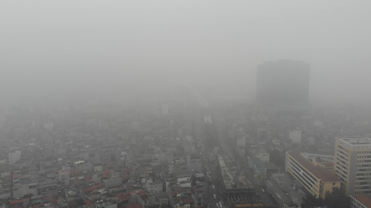 Hà Nội chìm trong chuỗi ngày ô nhiễm không khí kéo dài- Ảnh 2. Hà Nội chìm trong chuỗi ngày ô nhiễm không khí kéo dài- Ảnh 2.