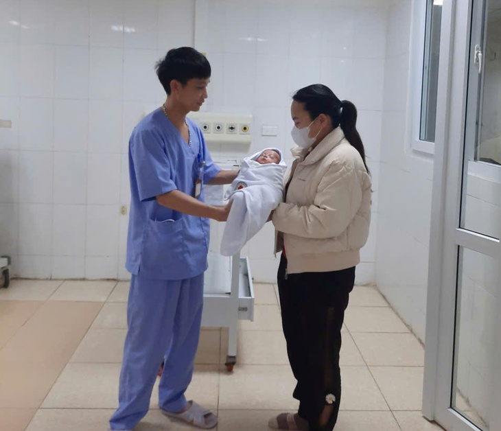 50 ngày chạy đua giành lại sự sống cho bé sơ sinh nguy kịch- Ảnh 2.