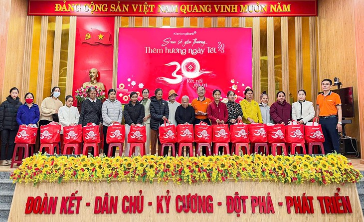 KienlongBank mang Tết đong đầy, lan tỏa yêu thương chào năm mới- Ảnh 1. KienlongBank mang Tết đong đầy, lan tỏa yêu thương chào năm mới- Ảnh 1.