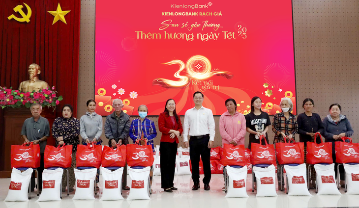 KienlongBank mang Tết đong đầy, lan tỏa yêu thương chào năm mới- Ảnh 2. KienlongBank mang Tết đong đầy, lan tỏa yêu thương chào năm mới- Ảnh 2.