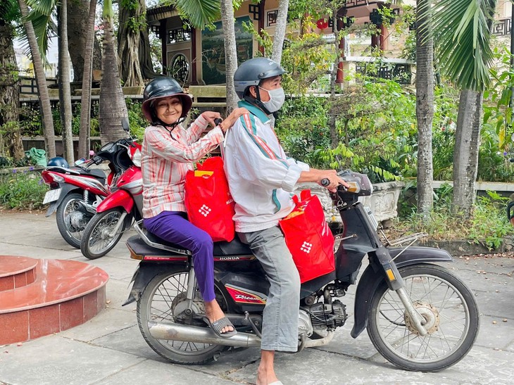 KienlongBank mang Tết đong đầy, lan tỏa yêu thương chào năm mới- Ảnh 4. KienlongBank mang Tết đong đầy, lan tỏa yêu thương chào năm mới- Ảnh 4.