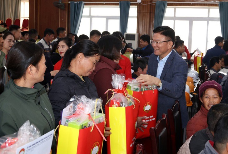 Phó Thủ tướng tặng quà Tết người dân khó khăn, cán bộ, y bác sĩ, bệnh nhân tại BVĐK tỉnh Cao Bằng- Ảnh 3. Phó Thủ tướng tặng quà Tết người dân khó khăn, cán bộ, y bác sĩ, bệnh nhân tại BVĐK tỉnh Cao Bằng- Ảnh 3.