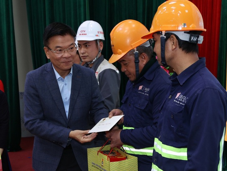 Phó Thủ tướng tặng quà Tết người dân khó khăn, cán bộ, y bác sĩ, bệnh nhân tại BVĐK tỉnh Cao Bằng- Ảnh 2. Phó Thủ tướng tặng quà Tết người dân khó khăn, cán bộ, y bác sĩ, bệnh nhân tại BVĐK tỉnh Cao Bằng- Ảnh 2.