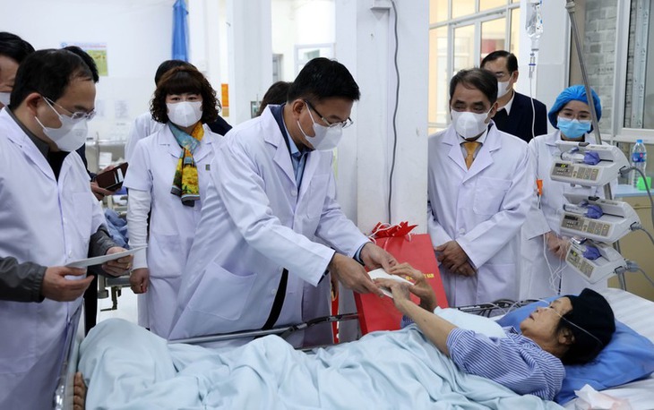 Phó Thủ tướng tặng quà Tết người dân khó khăn, cán bộ, y bác sĩ, bệnh nhân tại BVĐK tỉnh Cao Bằng- Ảnh 5. Phó Thủ tướng tặng quà Tết người dân khó khăn, cán bộ, y bác sĩ, bệnh nhân tại BVĐK tỉnh Cao Bằng- Ảnh 5.