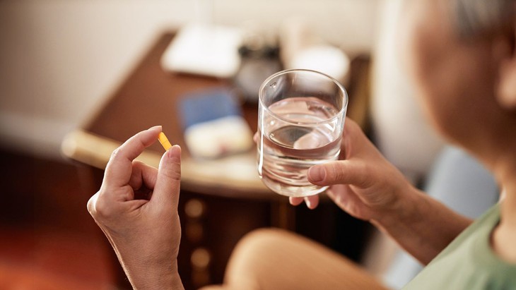 Bổ sung vitamin và khoáng chất giúp ngăn ngừa tóc bạc sớm- Ảnh 3.