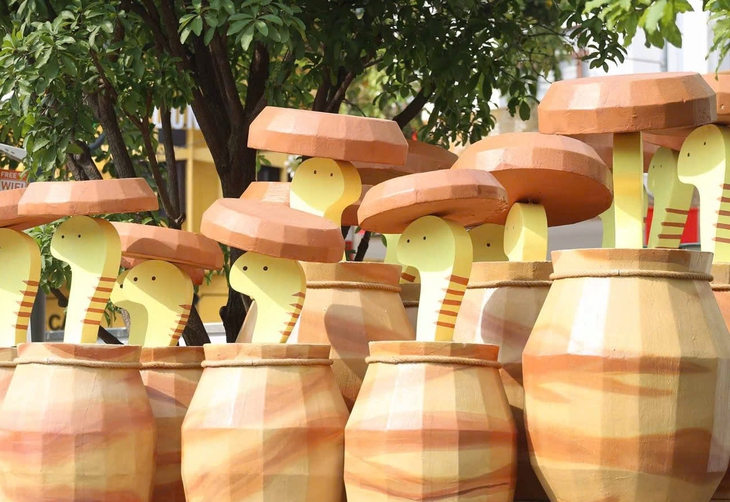 Cận cảnh cặp linh vật Kim Tỵ - Ngân Tỵ tại đường hoa Nguyễn Huệ- Ảnh 3. Cận cảnh cặp linh vật Kim Tỵ - Ngân Tỵ tại đường hoa Nguyễn Huệ- Ảnh 3.
