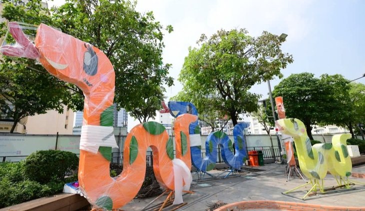 Cận cảnh cặp linh vật Kim Tỵ - Ngân Tỵ tại đường hoa Nguyễn Huệ- Ảnh 4. Cận cảnh cặp linh vật Kim Tỵ - Ngân Tỵ tại đường hoa Nguyễn Huệ- Ảnh 4.