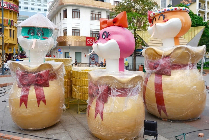 Cận cảnh cặp linh vật Kim Tỵ - Ngân Tỵ tại đường hoa Nguyễn Huệ- Ảnh 5. Cận cảnh cặp linh vật Kim Tỵ - Ngân Tỵ tại đường hoa Nguyễn Huệ- Ảnh 5.