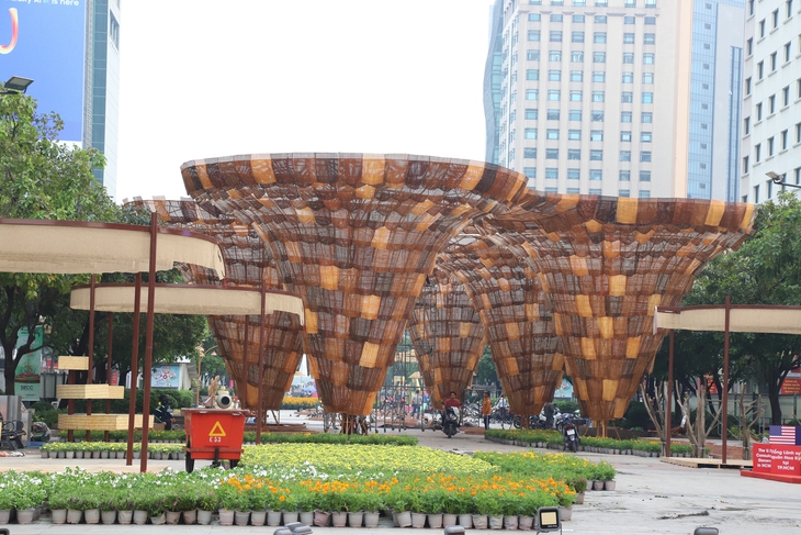 Cận cảnh cặp linh vật Kim Tỵ - Ngân Tỵ tại đường hoa Nguyễn Huệ- Ảnh 2. Cận cảnh cặp linh vật Kim Tỵ - Ngân Tỵ tại đường hoa Nguyễn Huệ- Ảnh 2.