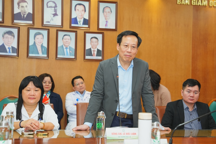 Thứ trưởng Lê Đức Luận chúc Tết, trao quà tặng bệnh nhân nghèo tại Bệnh viện Bạch Mai- Ảnh 1. Thứ trưởng Lê Đức Luận chúc Tết, trao quà tặng bệnh nhân nghèo tại Bệnh viện Bạch Mai- Ảnh 1.