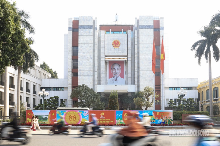 Phố phường Hà Nội trang hoàng rực rỡ mừng Đảng, mừng Xuân Ất Tỵ- Ảnh 1. Phố phường Hà Nội trang hoàng rực rỡ mừng Đảng, mừng Xuân Ất Tỵ- Ảnh 1.