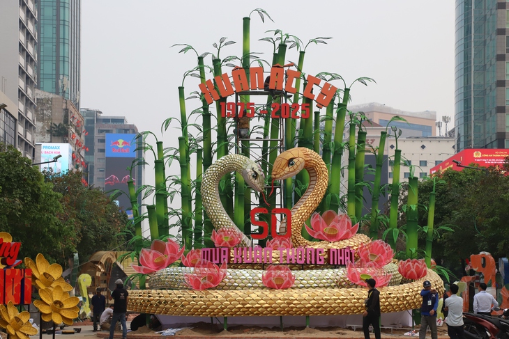 Cận cảnh cặp linh vật Kim Tỵ - Ngân Tỵ tại đường hoa Nguyễn Huệ- Ảnh 1. Cận cảnh cặp linh vật Kim Tỵ - Ngân Tỵ tại đường hoa Nguyễn Huệ- Ảnh 1.
