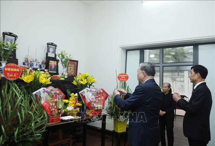 Tổng Bí thư Tô Lâm thắp hương tưởng niệm Tổng Bí thư Nguyễn Phú Trọng- Ảnh 1. Tổng Bí thư Tô Lâm thắp hương tưởng niệm Tổng Bí thư Nguyễn Phú Trọng- Ảnh 1.