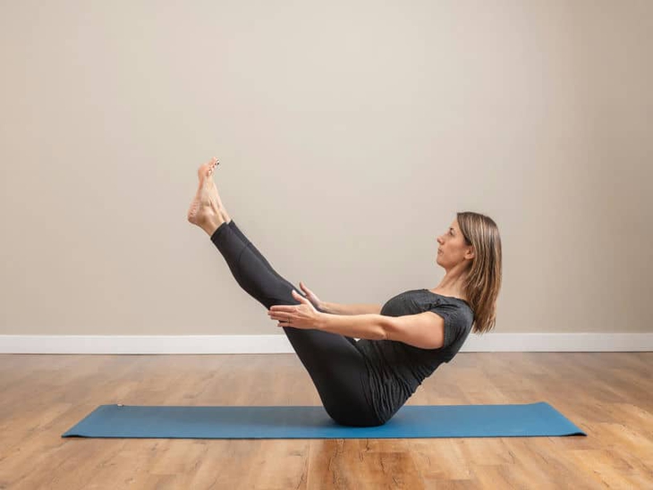 5 bài tập yoga giúp duy trì vóc dáng- Ảnh 4.
