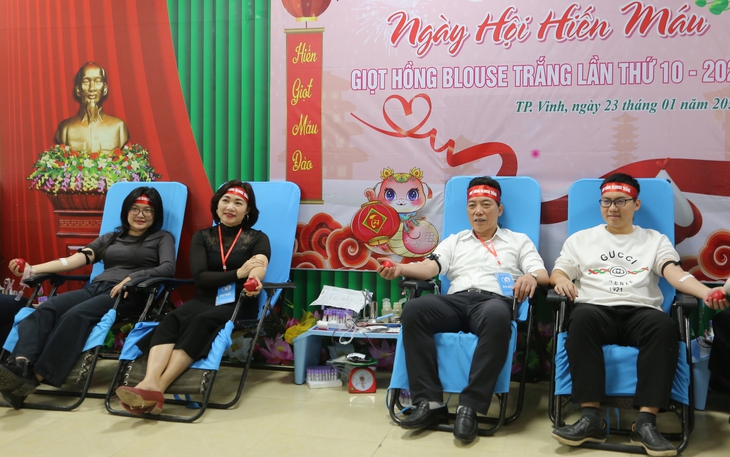 Hơn 1.500 cán bộ ngành y tế Nghệ An 'hiến giọt máu đào, trao đời sự sống'- Ảnh 3. Hơn 1.500 cán bộ ngành y tế Nghệ An 'hiến giọt máu đào, trao đời sự sống'- Ảnh 3.