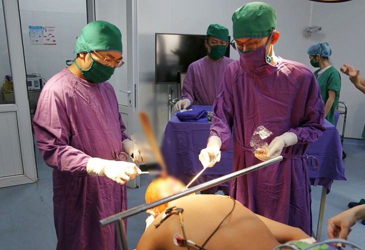 Cứu sống thiếu niên bị chuôi dao găm xuyên sọ não- Ảnh 1.