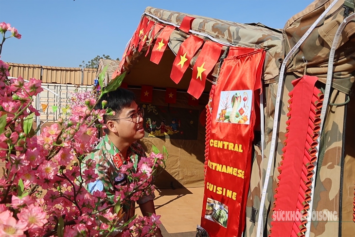 Bác sĩ gói bánh chưng chuẩn bị đón Tết cổ truyền ở Nam Sudan- Ảnh 1. Bác sĩ gói bánh chưng chuẩn bị đón Tết cổ truyền ở Nam Sudan- Ảnh 1.